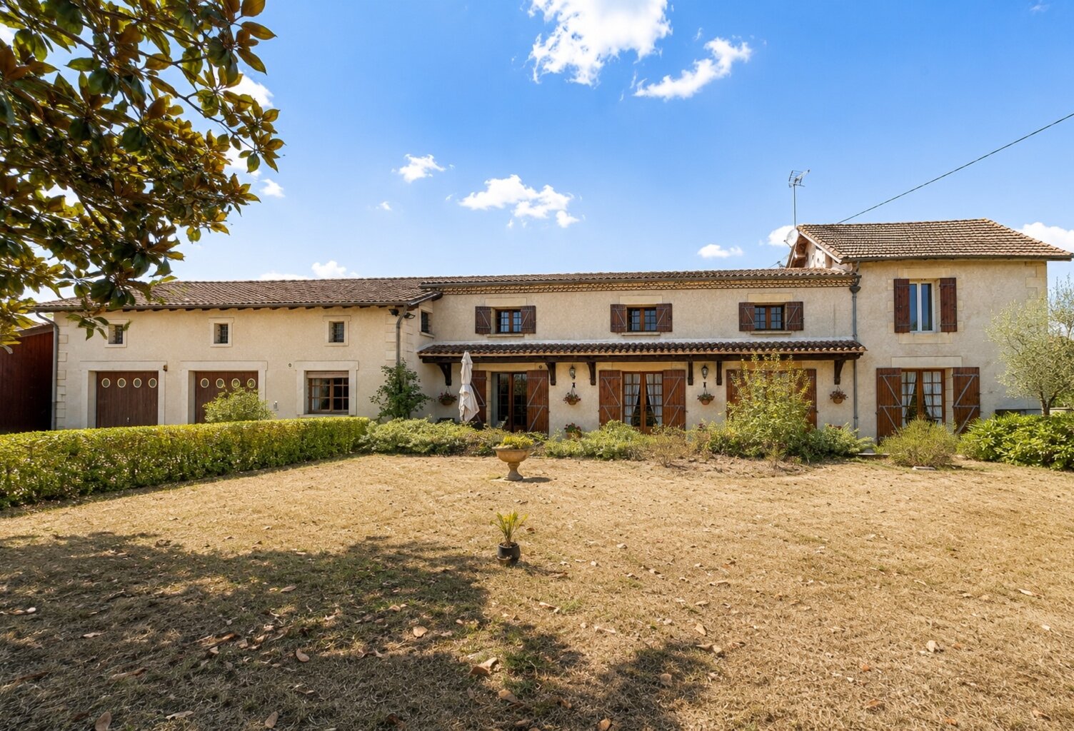 SAINT-PIERRE D'EYRAUD Maison à vendre 240 m2 - 8 pièces-6 chambres- 4 garages- 2 ateliers (24) — photo 1