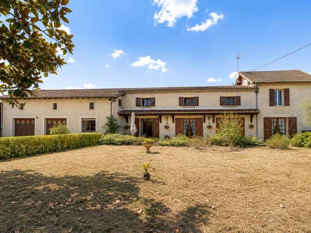 SAINT-PIERRE D'EYRAUD Maison à vendre 240 m2 - 8 pièces-6 chambres- 4 garages- 2 ateliers (24) — photo du bien