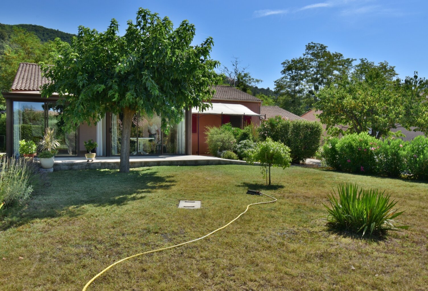 CARREFOUR BLÉONE-DURANCE – Villa traditionnelle de plain-pied en parfait état avec véranda, jardin et garage — photo 1