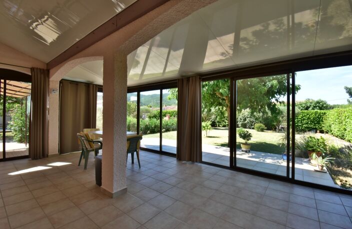 CARREFOUR BLÉONE-DURANCE – Villa traditionnelle de plain-pied en parfait état avec véranda, jardin et garage — photo 4