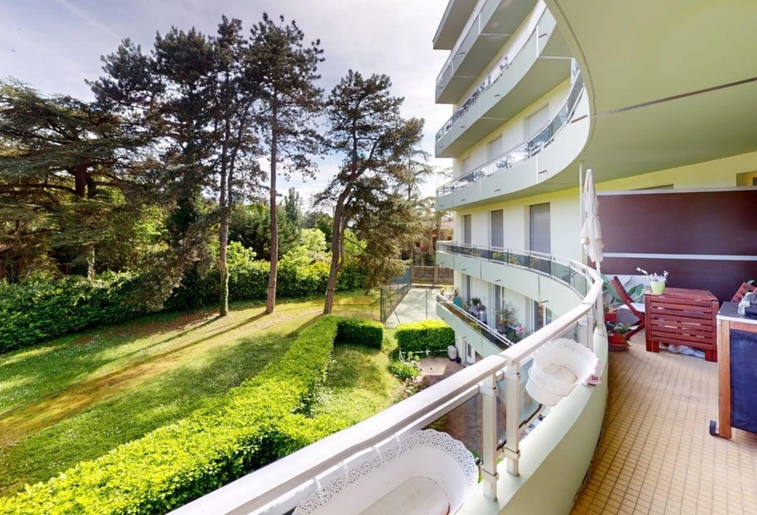 APPARTEMENT 3 CHAMBRES CAVE ET GARAGE DANS PARC SOIGNEUSEMENT ENTRETENU . TERRAIN DE TENNIS ET PISCINE INTERIEURE — photo 1