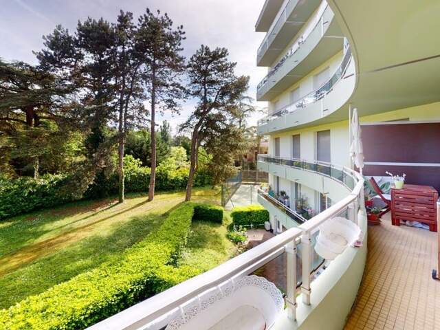 APPARTEMENT 3 CHAMBRES CAVE ET GARAGE DANS PARC SOIGNEUSEMENT ENTRETENU . TERRAIN DE TENNIS ET PISCINE INTERIEURE — photo du bien