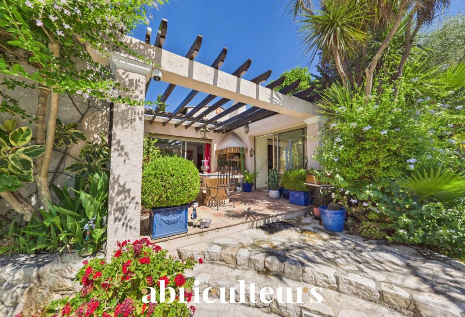 Maison familiale avec piscine et jardin avec  5 chambres en vente La Colle-sur-Loup (06480) — photo 1
