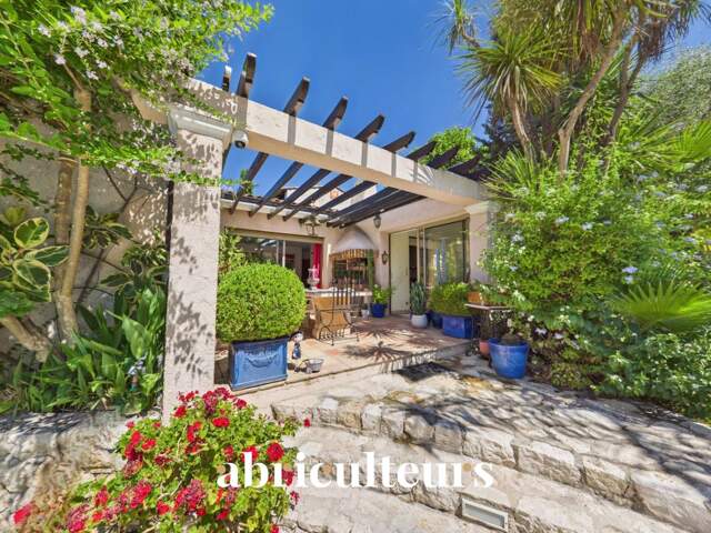 Maison familiale avec piscine et jardin avec  5 chambres en vente La Colle-sur-Loup (06480) — photo du bien