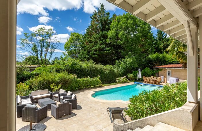 VILLA ECULLY 280m2 - AU FOND D'UNE IMPASSE - CALME ET DISCRETION — photo 2