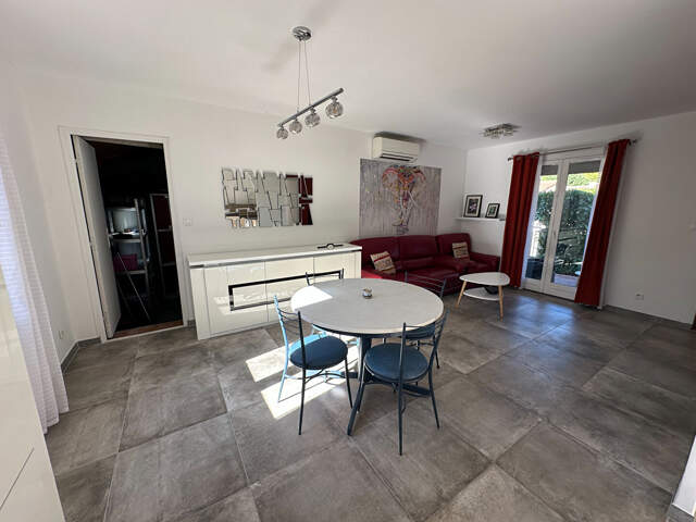 Exclusivité Vente  le Puy St Reparade  proche commodités, LC Gestion vous propose une maison de plain pied  de 66 m² avec jardin clos de 340 m² au calme. — photo du bien