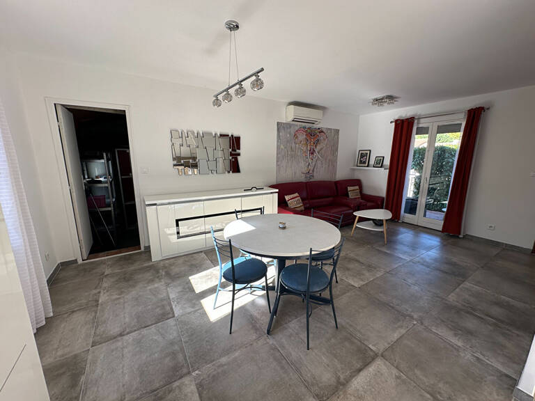 Exclusivité Vente  le Puy St Reparade  proche commodités, LC Gestion vous propose une maison de plain pied  de 66 m² avec jardin clos de 340 m² au calme. — photo 1