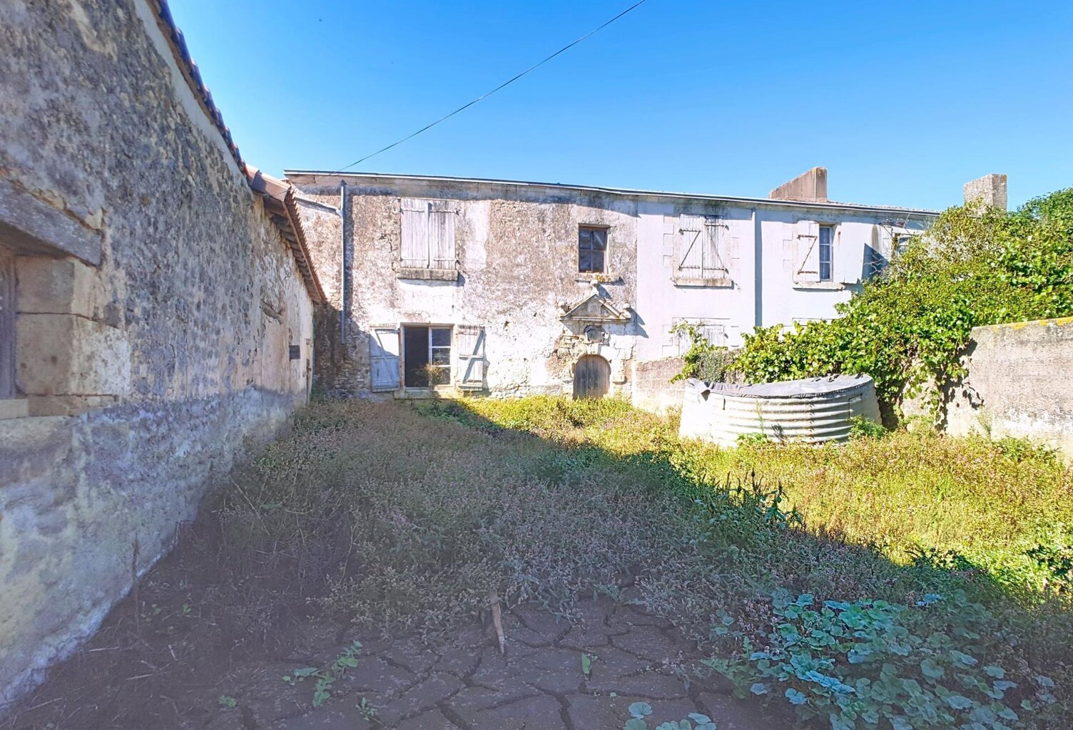CORPS DE FERME A RENOVER ENTIEREMENT — photo 1