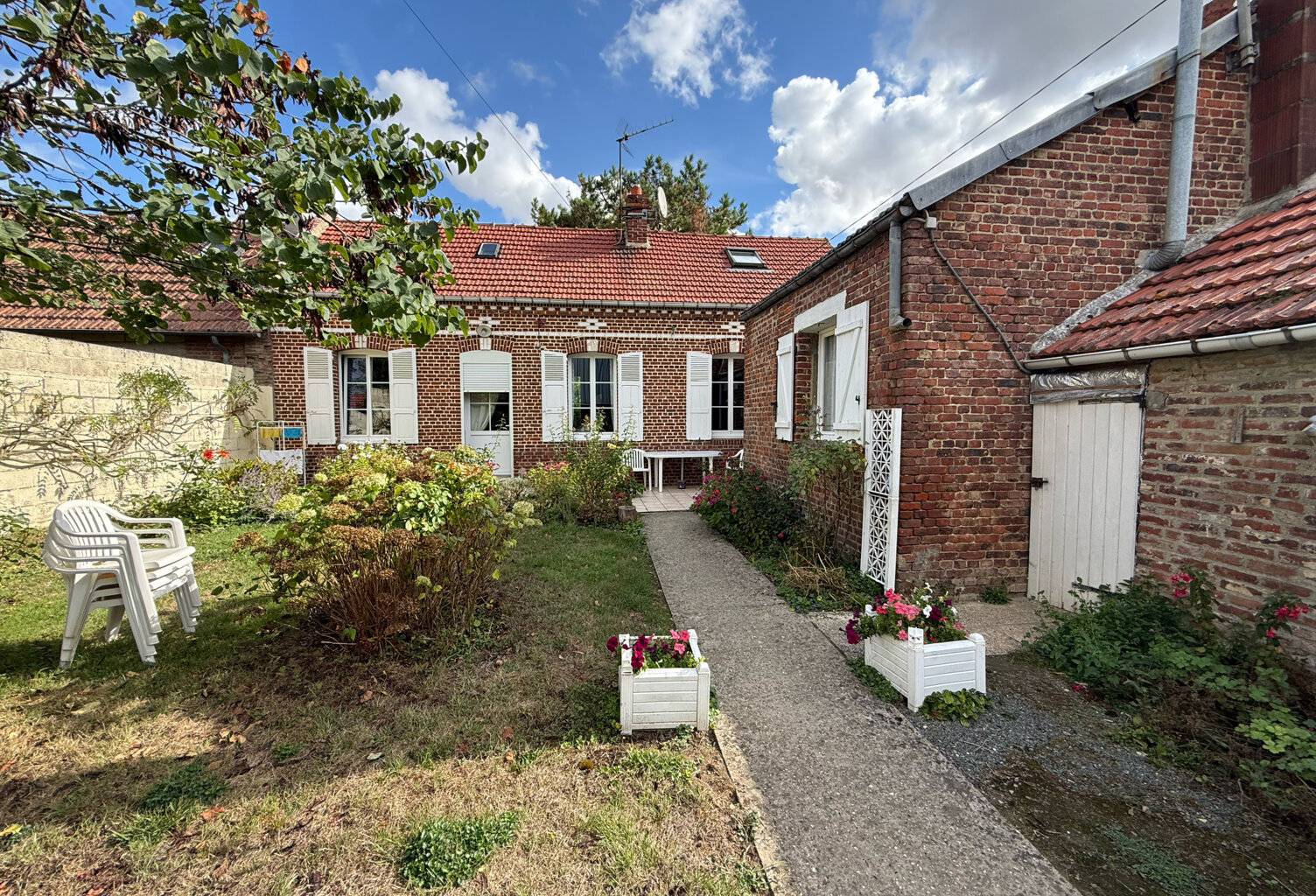 BECQUIGNY - ANCIEN CORPS DE FERME - MAISON - DEPENDANCES - J — photo 1