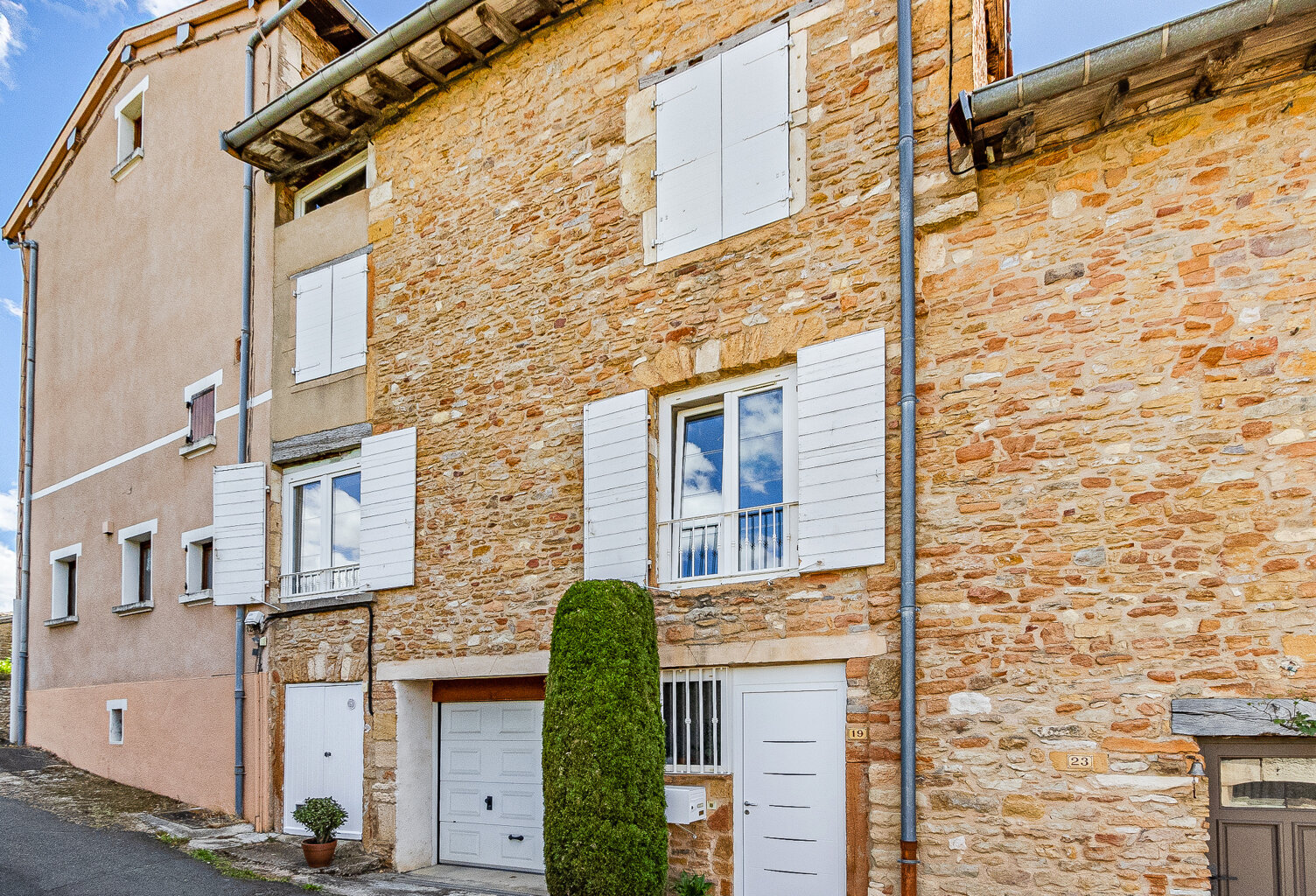 Au coeur de Lachassagne, belle maison de village 3 chambres — photo 1