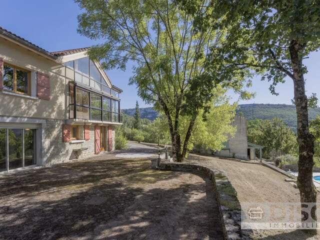 Belle propriété avec piscine et dépendance et vues à distance de marche de Saint-Antonin-Noble-Val — photo du bien