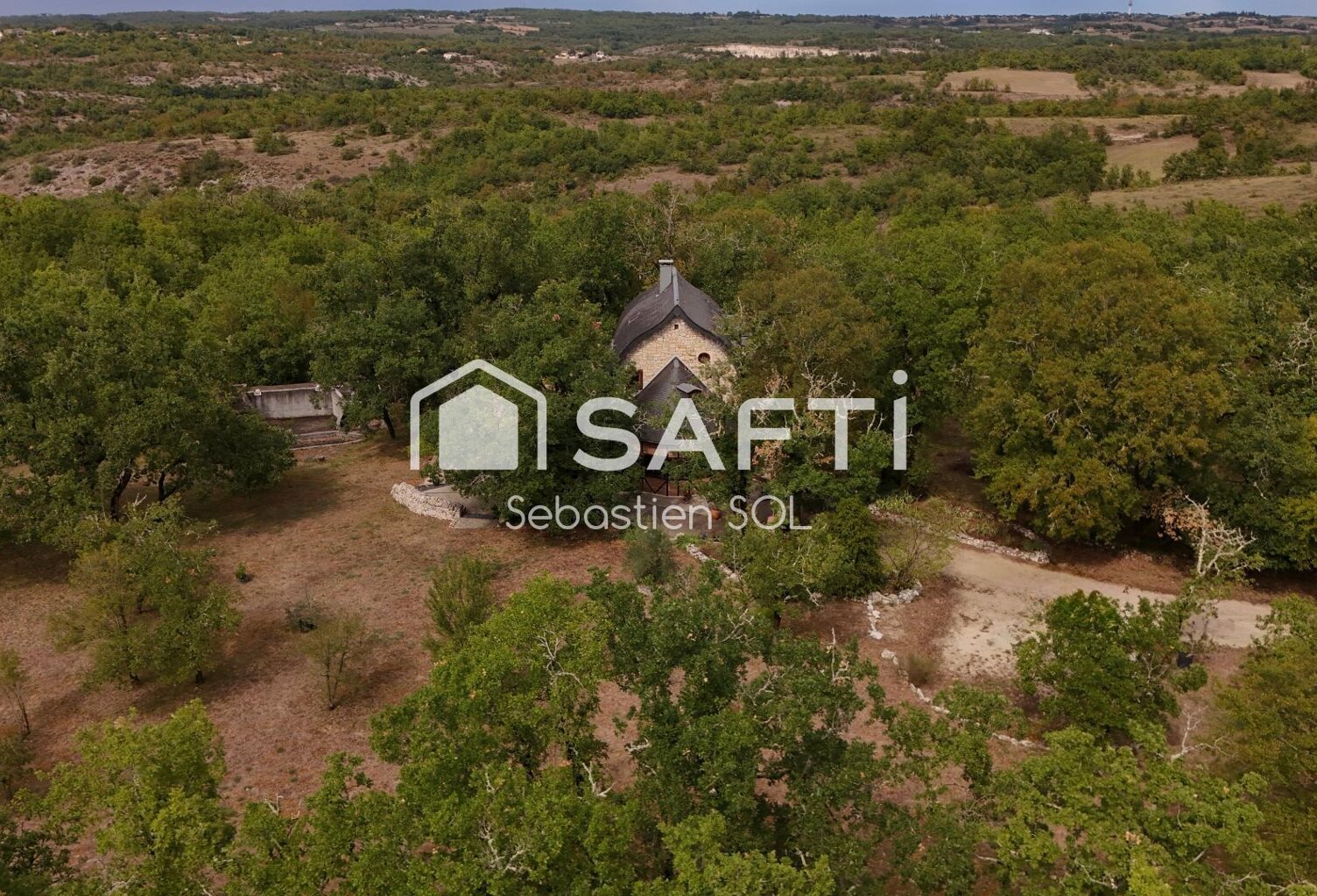 Maison en pierre du XVIIIe siècle  230 m²  5 chambres  8,5 hectares — photo 1