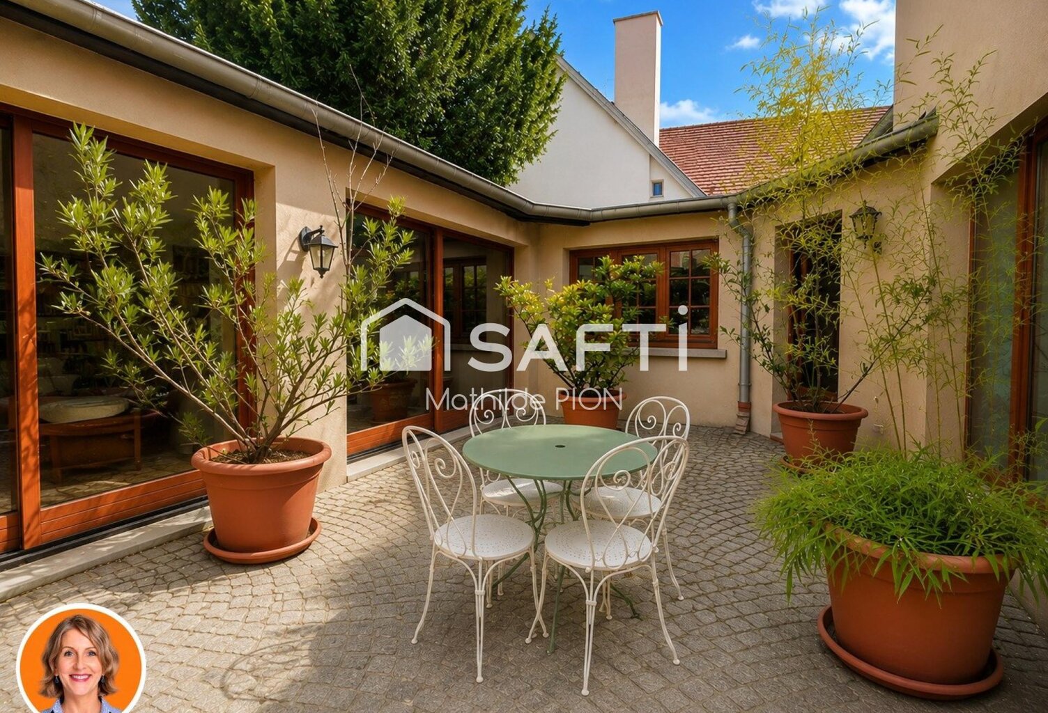 Maison de caractère organisée autour d'un patio central — photo 1
