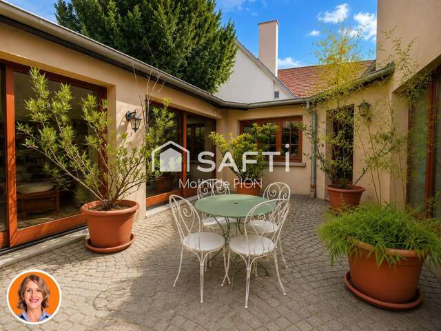 Maison de caractère organisée autour d'un patio central — photo du bien