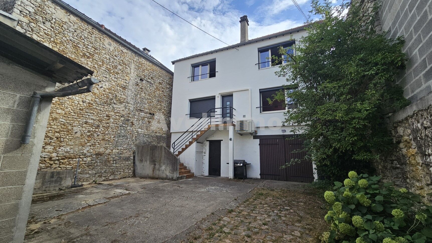Centre-ville de Septeuil : Maison de ville avec jardin et stationnement, à rénover