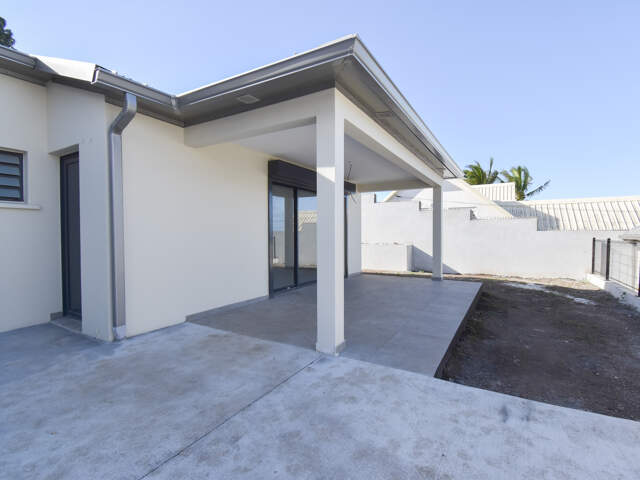 Villa neuve en location nue à Sainte-Clotilde — photo du bien