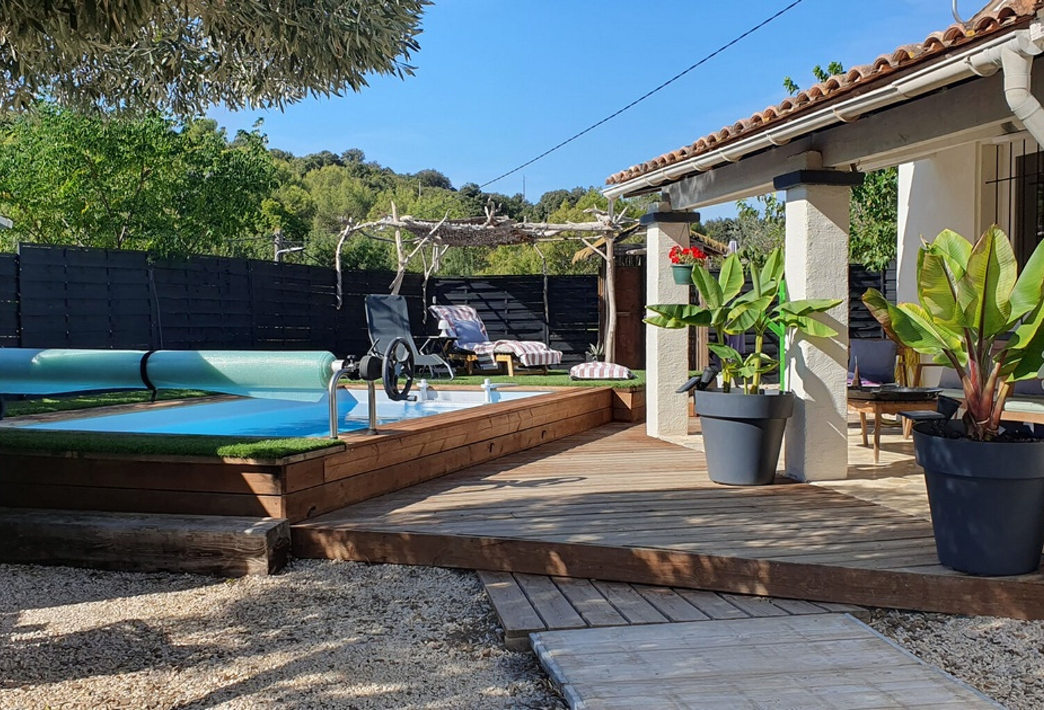 jolie maison de plain-pied *piscine bois semi-enterrée * sec — photo 1