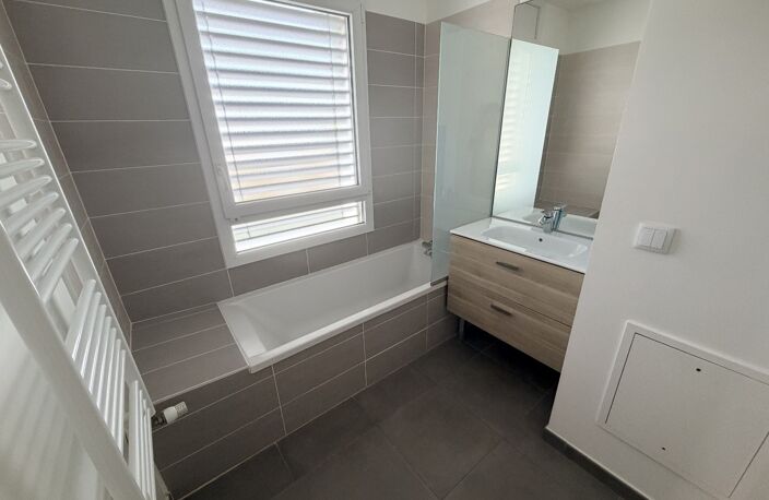 Location appartement 4 pièces 80 m² à Villeurbanne (69100) — photo 4