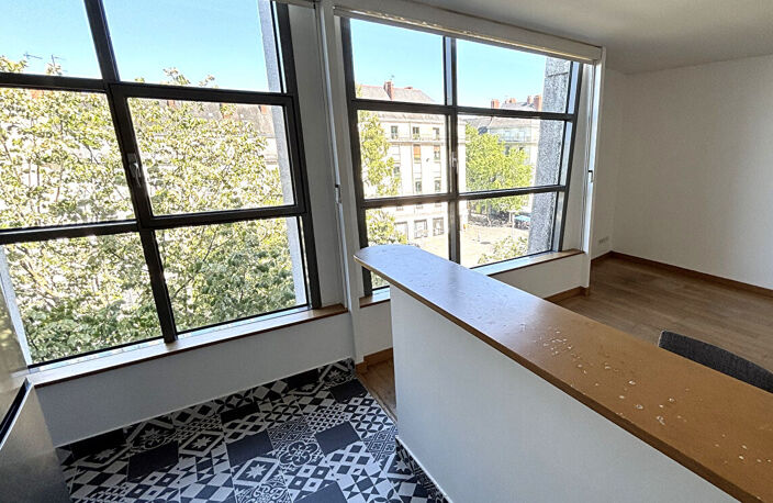 A VENDRE NANTES CENTRE 50 OTAGES SPACIEUX TYPE 2 DANS IMMEUBLE DE STANDING — photo 4