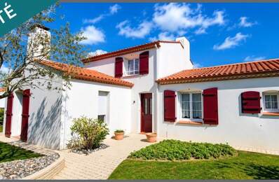 Maison familiale avec vie de plain-pied, double garage et jardin paysagé — photo du bien