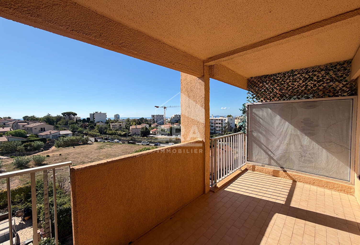 Piscine, vue dégagée et terrasse profonde pour ce studio coup de coeur — photo 1