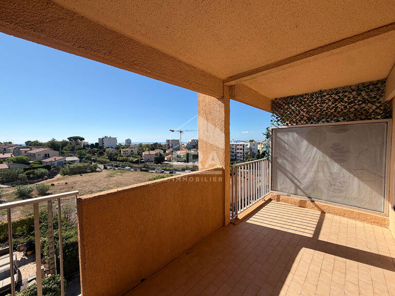Piscine, vue dégagée et terrasse profonde pour ce studio coup de coeur — photo 1