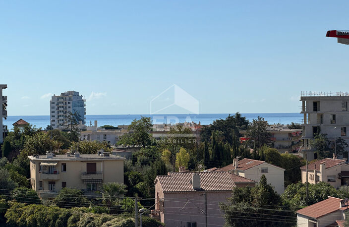 Piscine, vue dégagée et terrasse profonde pour ce studio coup de coeur — photo 3