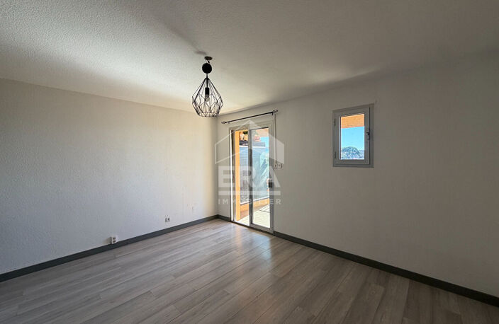 Piscine, vue dégagée et terrasse profonde pour ce studio coup de coeur — photo 4