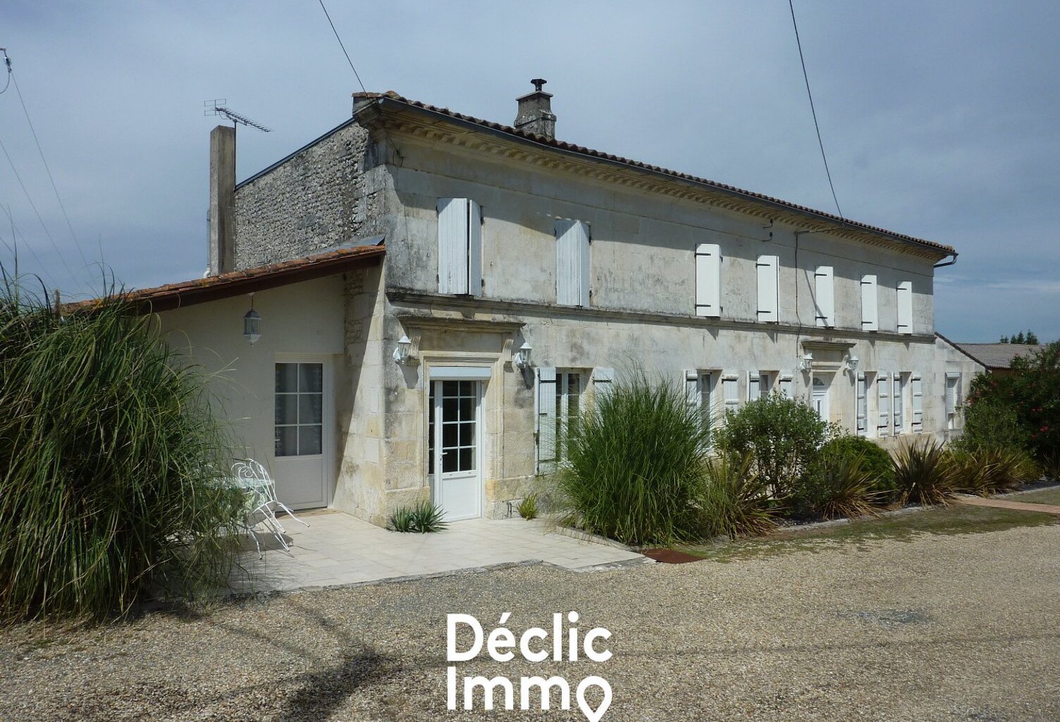MAISON CHARENTAISE AVEC DEPENDANCES A COLOMBIERS — photo 1