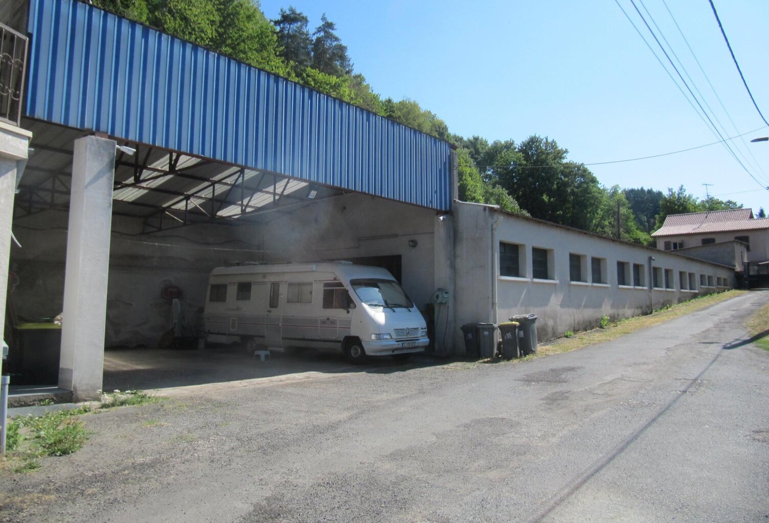 Une affaire à ne pas manquer : deux grands batiments de stockage, deux appartements plus un troisième en cours de finition sur un terrain de 7800 m², accès facile, site sécurisé. — photo 1