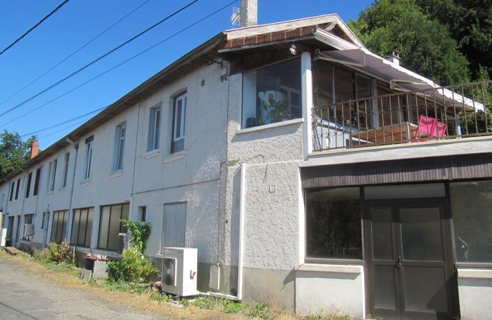 Une affaire à ne pas manquer : deux grands batiments de stockage, deux appartements plus un troisième en cours de finition sur un terrain de 7800 m², accès facile, site sécurisé. — photo 2