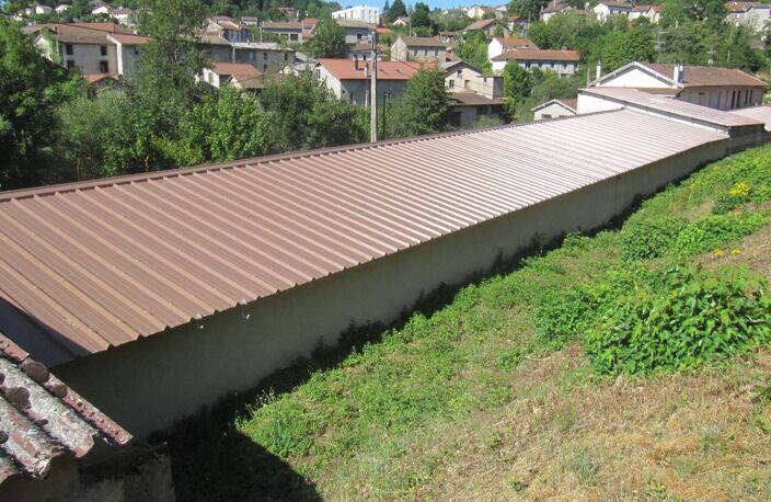 Une affaire à ne pas manquer : deux grands batiments de stockage, deux appartements plus un troisième en cours de finition sur un terrain de 7800 m², accès facile, site sécurisé. — photo 3