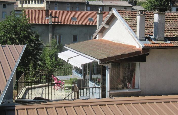 Une affaire à ne pas manquer : deux grands batiments de stockage, deux appartements plus un troisième en cours de finition sur un terrain de 7800 m², accès facile, site sécurisé. — photo 4
