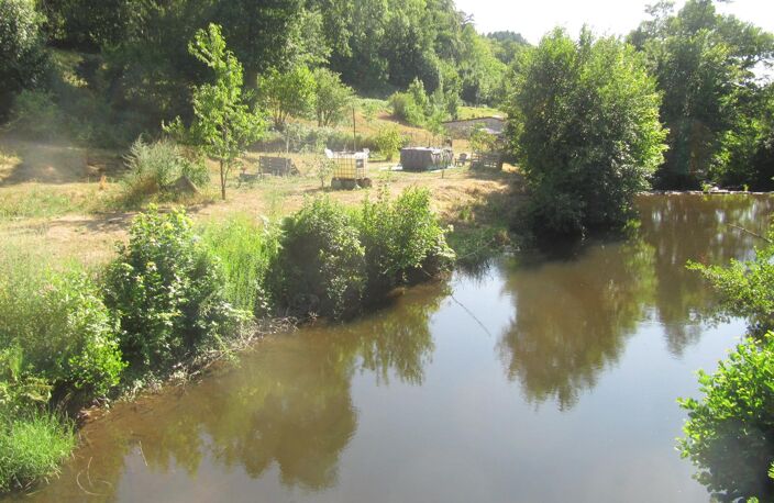 Une affaire à ne pas manquer : deux grands batiments de stockage, deux appartements plus un troisième en cours de finition sur un terrain de 7800 m², accès facile, site sécurisé. — photo 5