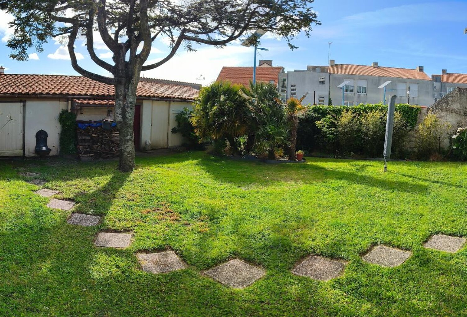 Maison avec jardin, dépendance et parking — photo 1
