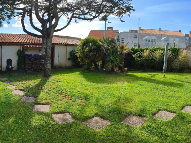 Maison avec jardin, dépendance et parking — photo 1