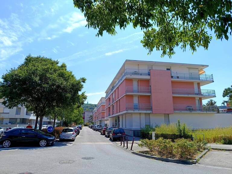A SASIR Appartement au dernier étage avec ascensseur et vue panoramique au coeur de Echirolles — photo 1