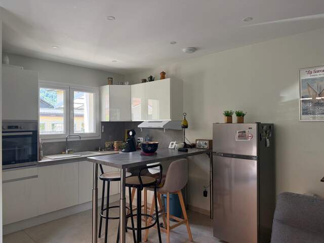 Cadre paisible, grande terrasse en L, appartement moderne — photo du bien
