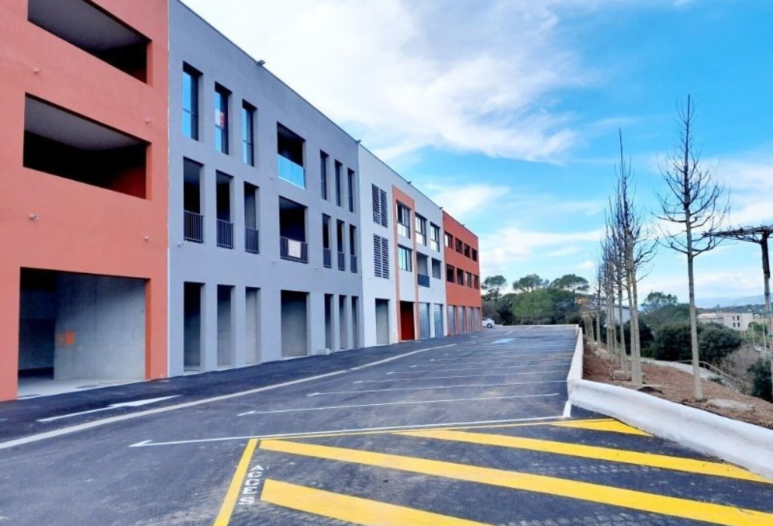 Bureaux récents avec terrasse à Saint-Raphaël — photo 1