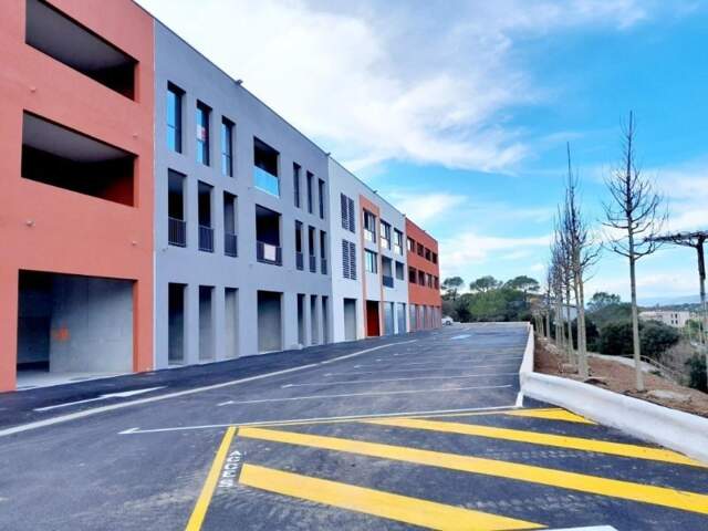 Bureaux récents avec terrasse à Saint-Raphaël — photo du bien