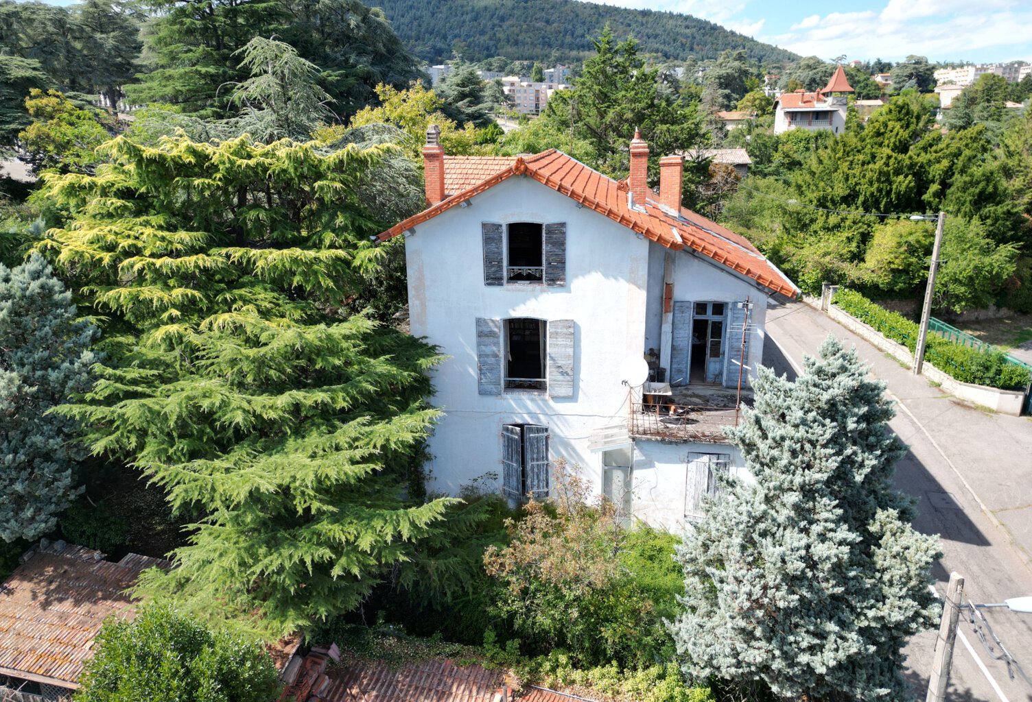 Maison de 215m2 avec terrain de 2 785 m2 et nombreuses dépen — photo 1