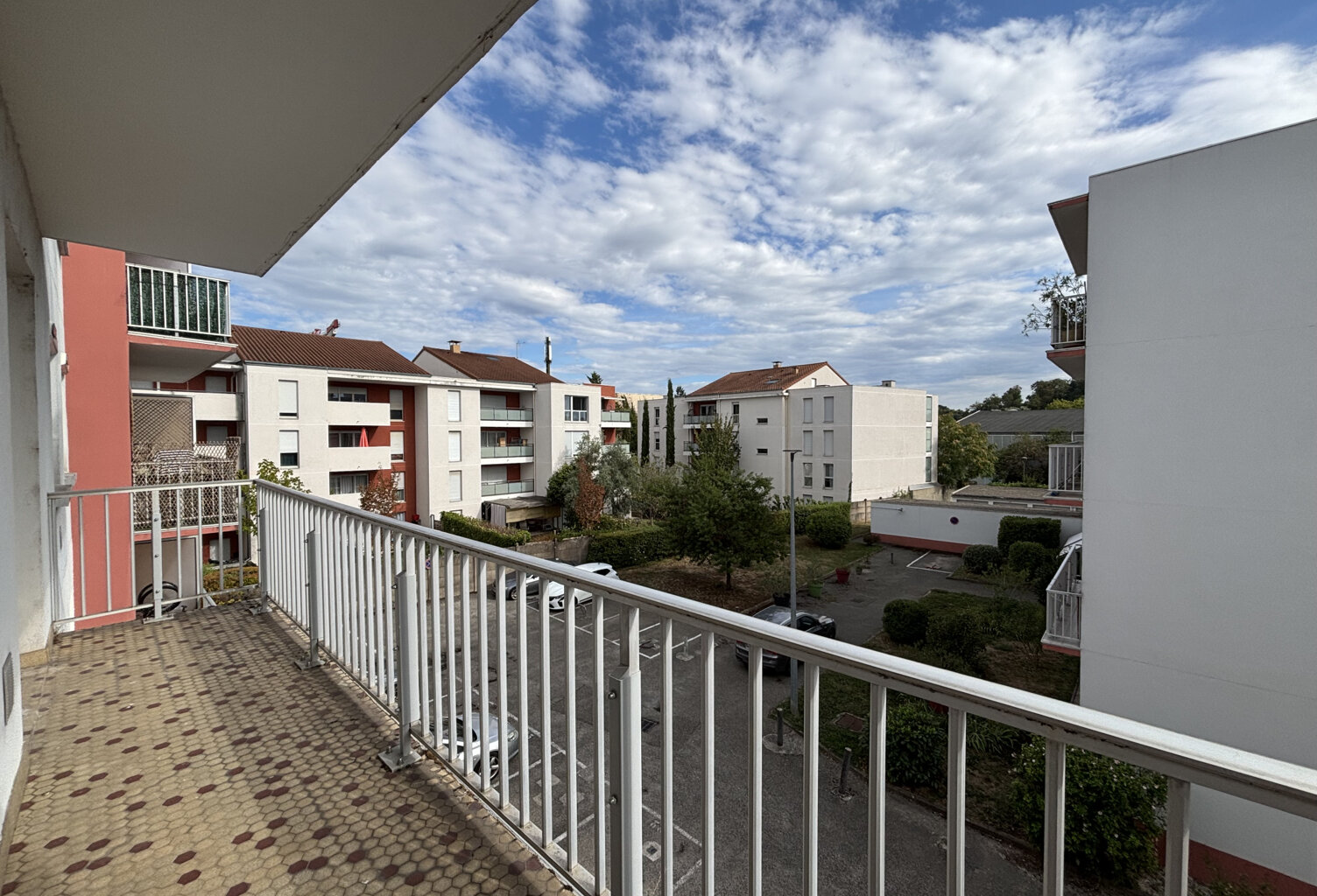 Meyzieu hyper-centre -- T5 traversant de 97 m2 avec double ba — photo 1