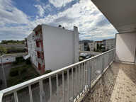 Meyzieu hyper-centre -- T5 traversant de 97 m2 avec double ba — photo 2