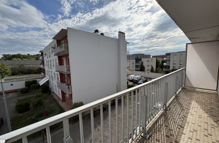 Meyzieu hyper-centre -- T5 traversant de 97 m2 avec double ba — photo 2
