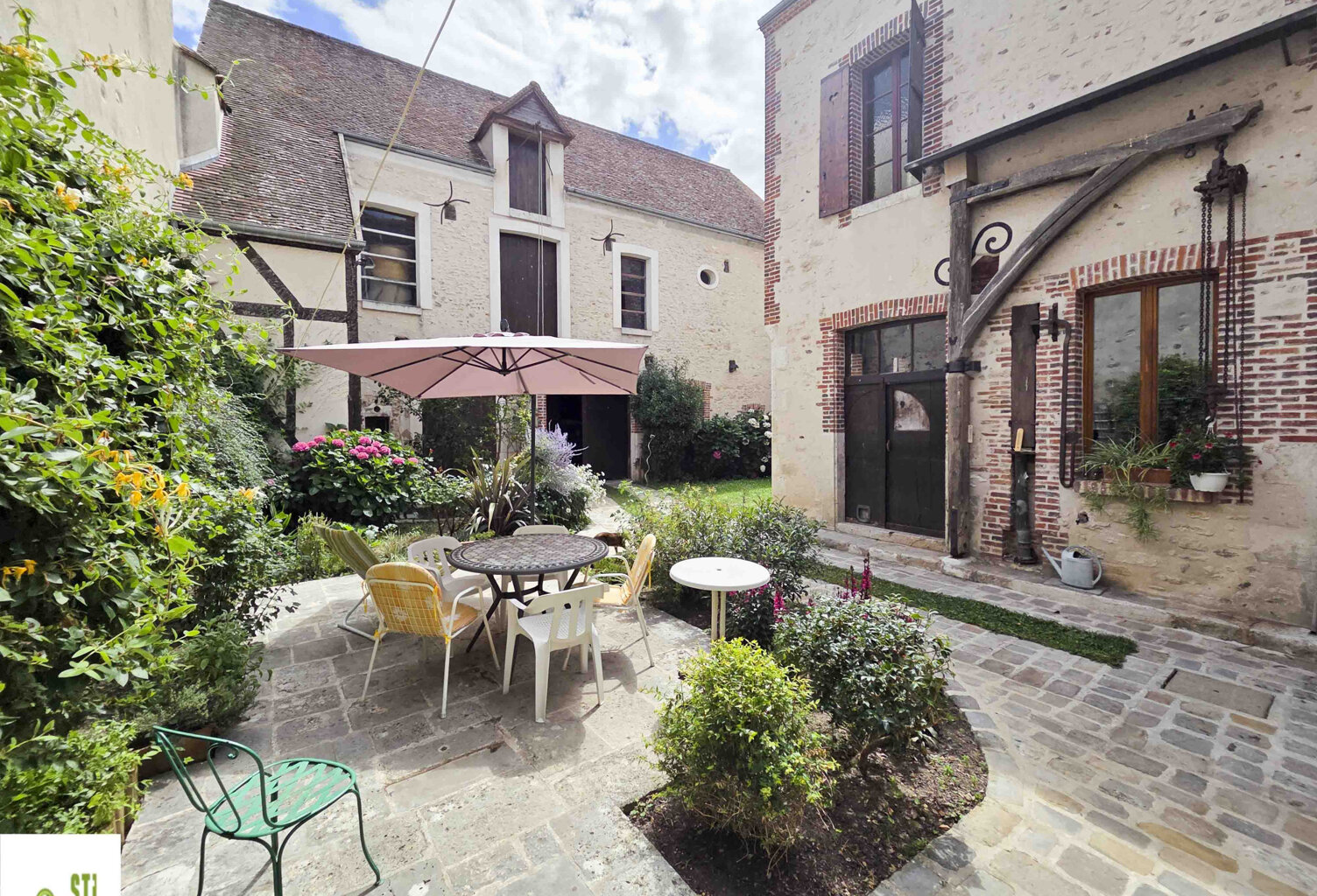 Maison de bourg avec 550m2 de dépendances et cour sans vis à — photo 1