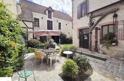 Maison de bourg avec 550m2 de dépendances et cour sans vis à — photo du bien