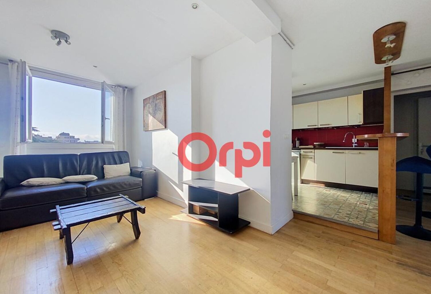 À vendre - Coup de cœur à Montchat – T4 traversant avec balcon, loggia et vue dégagée en étage élevé — photo 1
