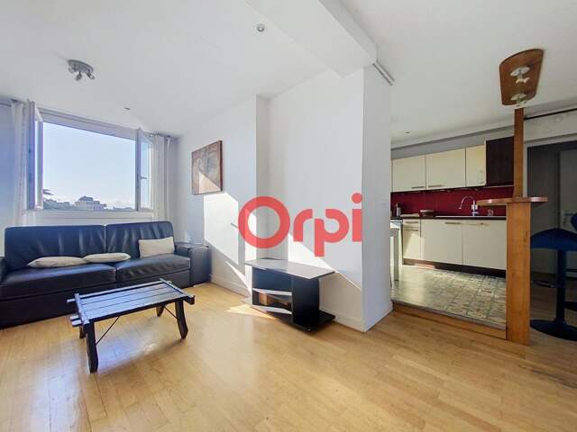 À vendre - Coup de cœur à Montchat – T4 traversant avec balcon, loggia et vue dégagée en étage élevé — photo du bien