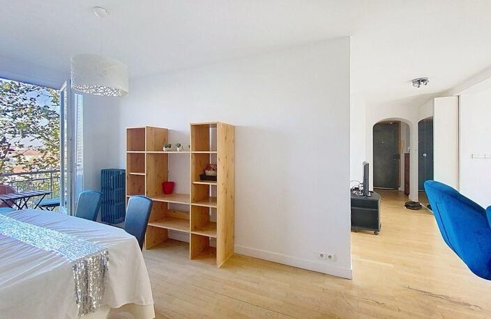 À vendre - Coup de cœur à Montchat – T4 traversant avec balcon, loggia et vue dégagée en étage élevé — photo 2
