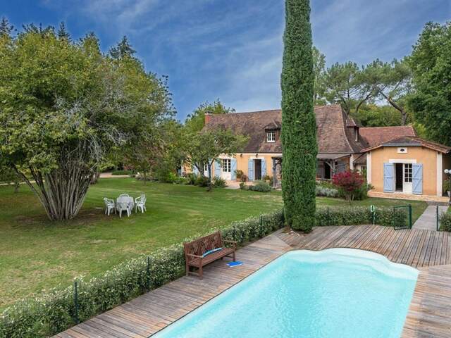 Propriété type longère en pierre, avec piscine, sur un terrain arboré de plus de 15 000 m² — photo du bien